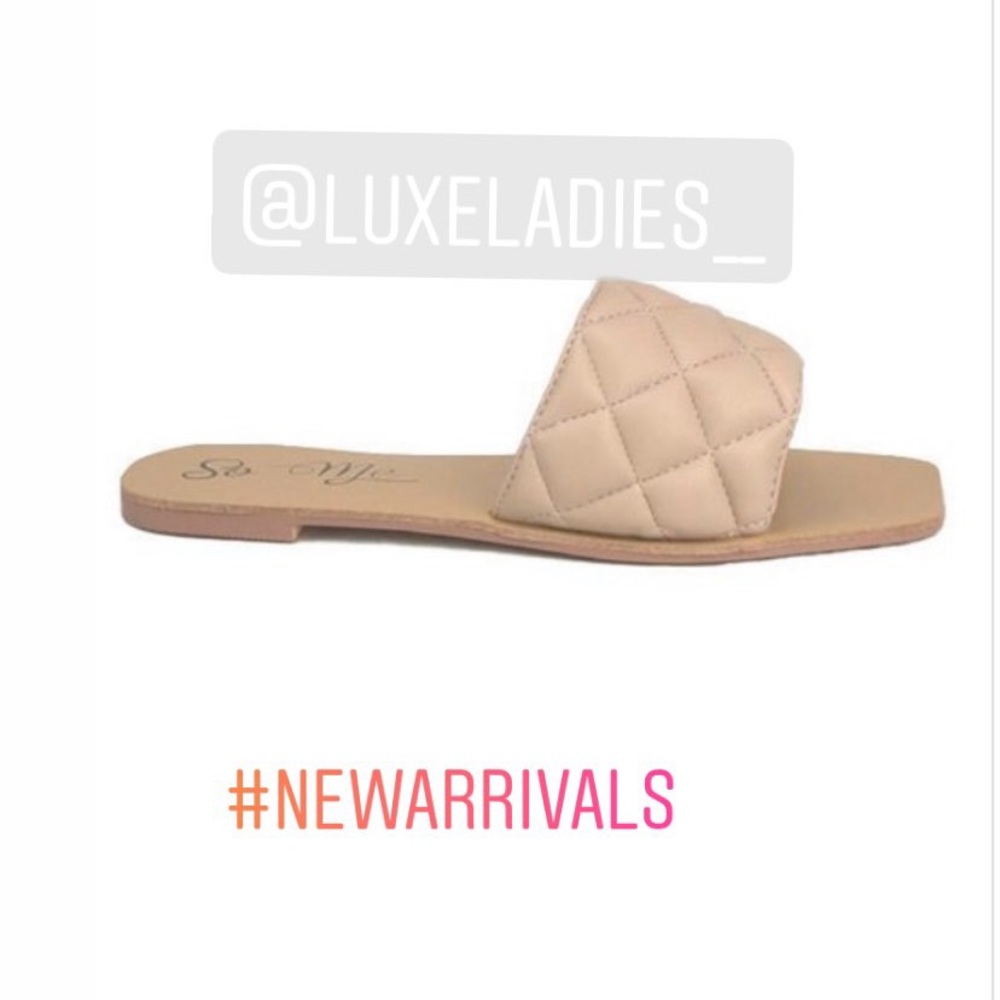 Flat nude sandal
